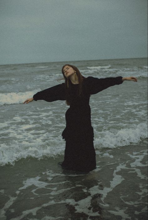 Sea Side Photography Ideas, Witchy Beach Photoshoot, Moody Beach Shoot, Goth Beach Photoshoot, Stormy Beach Photoshoot, Foggy Beach Photoshoot, Gloomy Beach Photoshoot, Dark Beach Photoshoot, Moody Beach Aesthetic