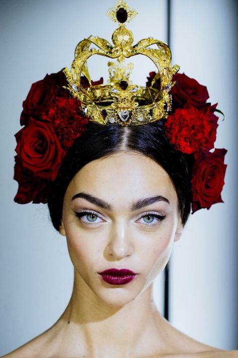 Dolce & Gabbana Spring 2015 Spain in Sicily Milan Fashion Week | ℰllie's ℬlog Makeup Runway, Runway Makeup, Milano Fashion Week, Pat Mcgrath, Gold Crown, Dolce E Gabbana, Queen Of Hearts, Style Outfits, Beauty Inspiration