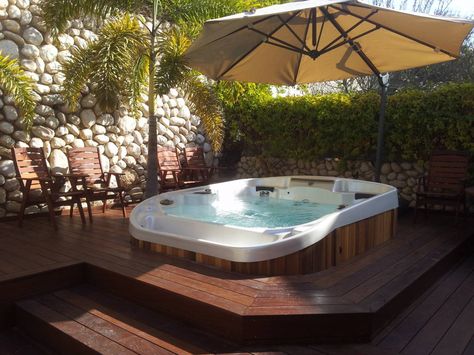 10 ideas espectaculares para una terraza con jacuzzi (de Vanesa Matesanz) Whirlpool Deck, Hot Tub Landscaping, Hot Tub Swim Spa, Hot Tub Designs, Jacuzzi Hot Tub, Hot Tub Deck, Spa Rooms, Hot Tub Backyard, Bathtub Remodel