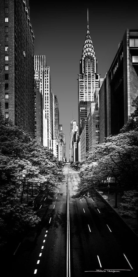 Architecture Photography Buildings, Black And White Fine Art, New York Cityscape, New York Wallpaper, Street Tattoo, Scenic Travel, Black And White City, Cityscape Photography, Chrysler Building