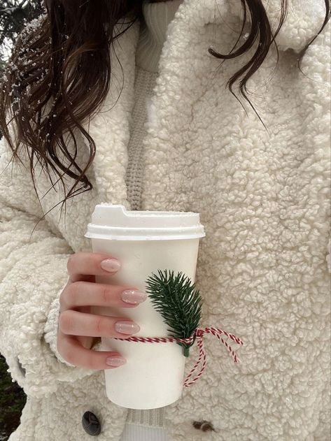 Cream Christmas Aesthetic, Winter Presets, Christmas Dreaming, Xmas Wallpaper, Skandinavian Fashion, Cute Christmas Wallpaper, Cosy Christmas, I Love Winter, Winter Photo