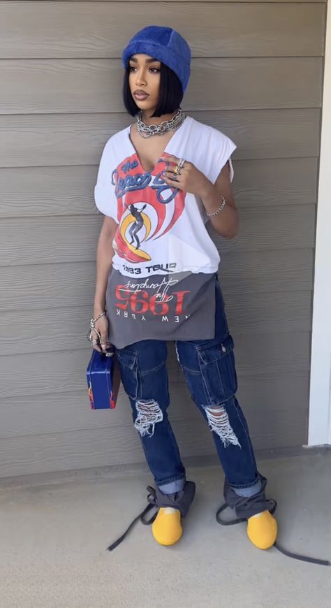 Graphic Tee Shirt Outfit, Denim Jeans Outfit Ideas, Bad Girl Style, Y2k Spring, Tee Shirt Outfit, Denim Jeans Outfit, Dressy Clothes, Slay Outfits, Jeans Outfit Ideas