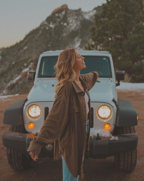 Fleece Button Up Outfit, Outfit For Road Trip, Roadtrip Photoshoot, Outfits For Road Trips, Courtney Steeves, Profile Picture Poses, Jeep Photoshoot, Cozy Photoshoot, Camping Photoshoot