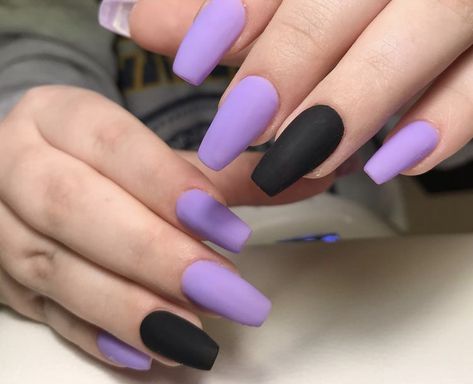 Nail Designs Purple Lavender And Black, Black And Purple Matte Nails, Purple Medium Nails, Matte Purple Acrylic Nails, Light Purple And Black Nails, Black And Blue Acrylic Nails, Black And Lilac Nails, Lilac And Black Nails, Black And Lavender Nails