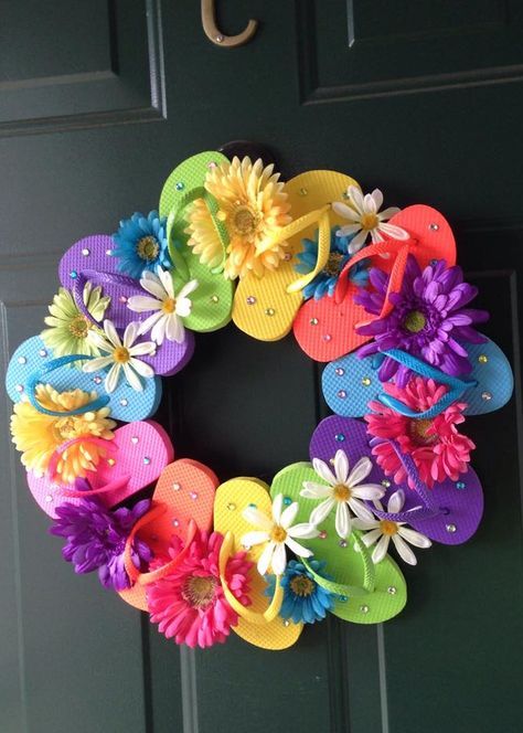 Flip Flop Wreath, Flip Flop Craft, Flip Flop Wreaths, Decoration Vitrine, Wreath Crafts, Summer Crafts, Spring Crafts, Crafty Things, Mesh Wreaths