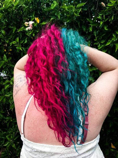 Split Dye Hair Curly, Dye Hair Curly, Blue Split Dye Hair, Blue Split Dye, Dye Curly Hair, Half And Half Hair, Split Dye, Dyed Curly Hair, Split Dyed Hair