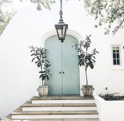 Lets Chat, Casa Country, Spanish Style Home, Casas Coloniales, Casa Exterior, Mediterranean Home, Spanish House, Mediterranean Homes, Blue Door