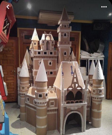 Cardboard Castle Diy, Cardboard City, Castle Crafts, Cardboard Crafts Kids, Castle Project, Cardboard Cat House, Cardboard Castle, Cat Castle, Cardboard Sculpture