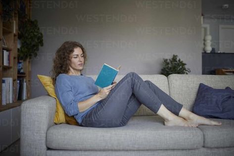 Woman Reading Book, Gesture Drawing Poses, Girl Reading Book, Chair Pose, Books To Read For Women, Grad Photoshoot, Sitting Position, Female Pose Reference, Sitting Poses