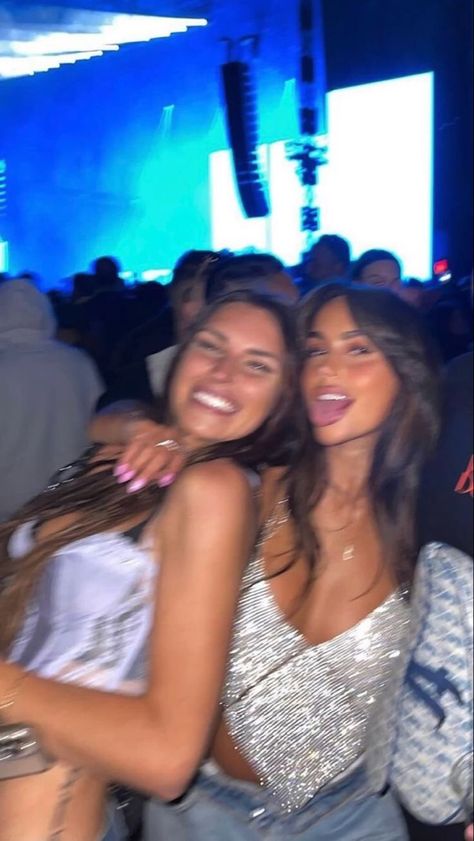 Mode Coachella, Claudia Tihan, Photos Bff, 사진 촬영 포즈, Foto Tips, Best Friends Aesthetic, Cute Friend Photos, Foto Poses, Concert Fits