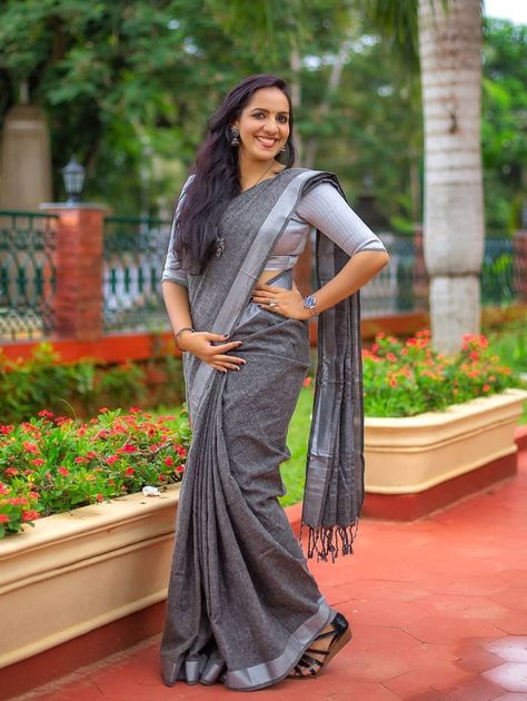 Grey Saree, Saree Floral, Saree Style, Beautiful Sarees, Saree Poses, Indian Saree Blouse, Beautiful Dresses For Women, Contrast Blouse, Indian Saree