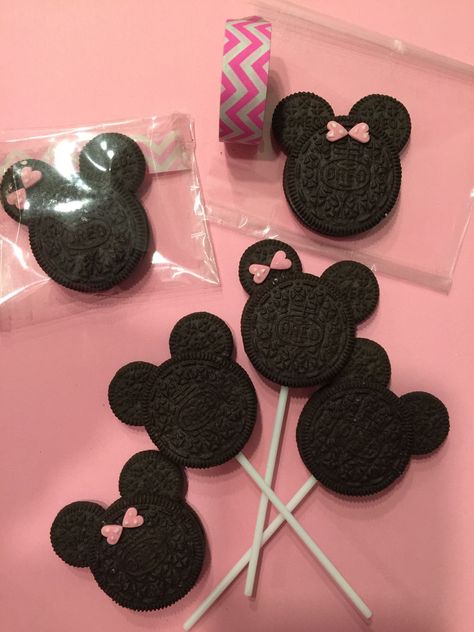 Oreo Minnie Mouse Cookies, Minnie Mouse Chocolate Covered Oreos, Minnie Mouse Sweets Table Ideas, Minnie Mouse Pretzel Rods, Minnie Mouse Dessert Ideas, Minnie Mouse Cookie Cake, Minnie Mouse Oreos, Minnie Mouse Party Treats, Minnie Mouse Birthday Party Favors