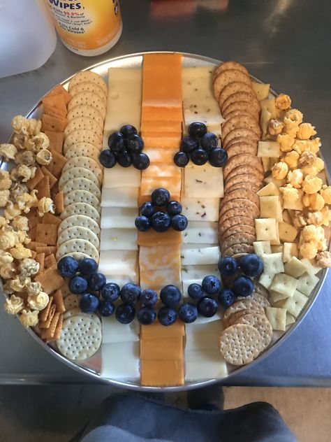 Quick and Easy Pumpkin Snack Tray (made by April Wilson) Easy Jack O Lantern, Halloween Cheese, Cheese And Cracker Platter, Halloween Platter, Cheese And Cracker Tray, Cracker Tray, Snacks And Appetizers, Meat And Cheese Tray, Pumpkin Snack