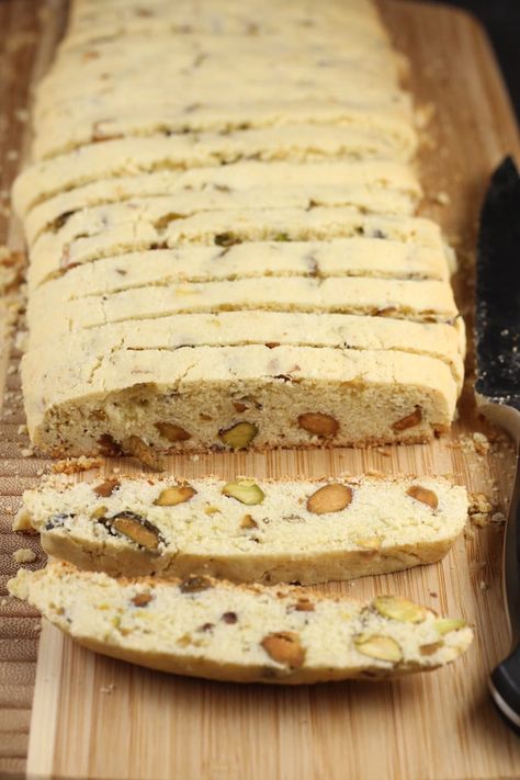 Pistachio Biscotti Recipe, Best Biscotti Recipe, Chocolate Biscotti Recipe, Christmas Biscotti, Easy Biscotti Recipe, Lemon Biscotti, Cookies To Bake, Lemon Pistachio, Almond Biscotti Recipe