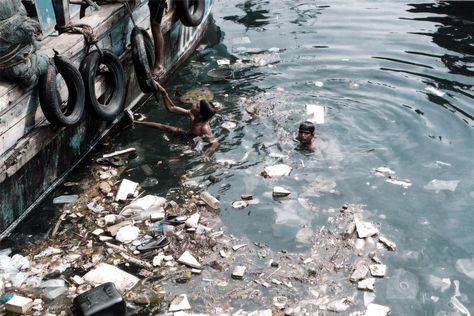 So much pollution in the water that children are swimming in the middle of the garbage. This should not be the case. Ocean Pollution, Water Pictures, Water Pollution, Shocking Facts, Marine Conservation, Surface Water, Water Sources, Water Bodies, Water Resources