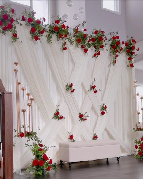 Wedding Stage Ideas, Wedding Draping Backdrop, Henna Decoration Ideas Decor, Red And White Wedding Decorations, Simple Stage Decorations, Ivory Curtains, White Wedding Decorations, Diy Floral Decor, Red And White Weddings