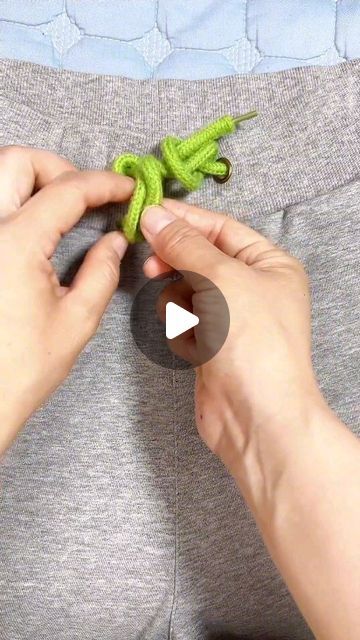 How To Tie Drawstring Pants, Tie A Knot In A Dress, Drawstring Knots, Diy Ink, How To Tie A Knot, Paracord Knots, Diy Crafts Life Hacks, Knots Tutorial, Clothes Organization Diy