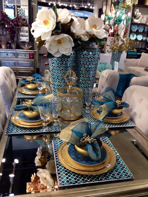 Teal Blue Kitchen Decor, Teal Blue Dining Room, Teal Tablescape, Knitting Patterns For Christmas, Gold Dining Room Table, Blue Dining Room Decor, Dining Room Table Settings, Decoration Pieces, Blue Christmas Decor