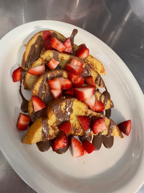 French toast with strawberries and nutella French Toast With Nutella, Strawberries And Nutella, French Toast With Strawberries, Toast With Strawberries, Breakfast Ideas, Healthy Foods, Nutella, Strawberries, French Toast