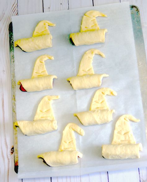 These Hogwarts Sorting Hat Dogs are the perfect dish for your next Harry Potter party! Birthday Dinner Food, Tort Harry Potter, Hogwarts Sorting Hat, Harry Potter Treats, Gateau Harry Potter, Harry Potter Snacks, Harry Potter Parties Food, Harry Potter Movie Night, Harry Potter Day