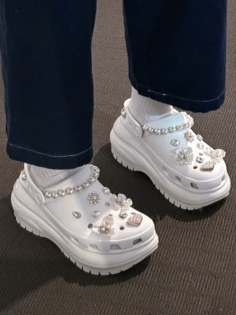 Mega Crush Clog Crocs, Cute Platform Crocs, Douyin Crocs, Xiaohongshu Crocs, Crocs Heels Outfit, Crush Clog Crocs Outfit, Crocs Mega Crush Clog Outfit, Crocs Crush Clog Outfit, Cute Crocs Jibbitz Ideas