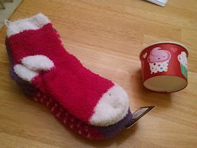 Diy Fuzzy Sock Cupcakes, Cute Gifts For Birthday, Fuzzy Sock Cupcakes, Money Cakes, Christmas Fair Ideas, Baby Shower Thank You Gifts, Sock Cupcakes, Craft Boutique, Buddy Gifts