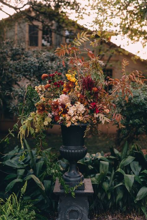 Autumn Urn Arrangements, Fall Garden Landscaping, Halloween Arrangements Fall Flowers, Foraged Fall Arrangement, Large Fall Wedding Floral Arrangements, Dark Academia Floral Arrangements, Foraged Decor, Gothic Thanksgiving, Halloween Flower Arrangements