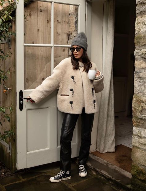 Casual Sunday Outfit, Christmas Day Outfits, Winter Outfits Street Style, Christmas Outfit Casual, Fur Outfit, Day Outfit Ideas, New York Outfits, Christmas Day Outfit, Chic Winter Outfits