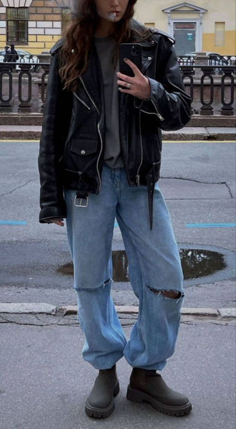 Outfits Grunge Invierno, Dark Jean Jacket Outfits, Winter Grunge Outfits, Fashion Trend 2024, Lesbian Outfits, Dad Style, Trend 2024, 2024 Style, Dark Soul