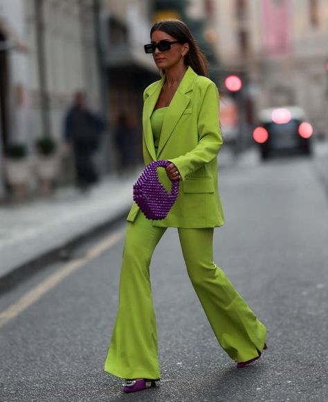 Lime Green Outfits For Women, Lime Green Blazer Outfit, Green Outfits For Women, Monochromatic Fashion, Look Rose, Color Blocking Outfits, Street Style Chic, Blazer Fashion, Professional Outfits