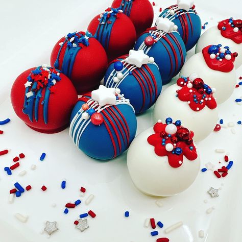 4th Of July Cake Pops, American Flag Cake, Chocolate Covered Desserts, Cake Pop Displays, Chocolate Dipped Treats, Cake Pop Designs, Sugar Cookie Cakes, Cake Pop Decorating, Flag Cake