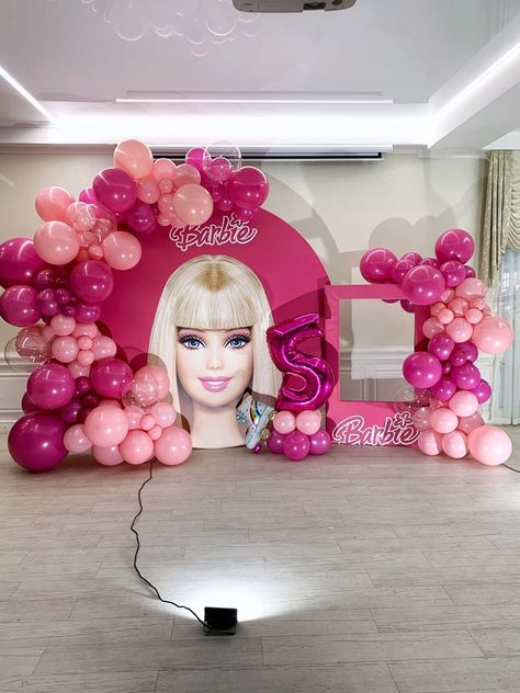 Barbie Backdrop Ideas, Barbie Theme Backdrop, Barbie Balloon Decorations, Barbie Backdrop Birthday Party Ideas, Barbie Balloon Garland, 30th Birthday Background, Barbie Backdrop, Girls Barbie Birthday Party, Star Backdrop