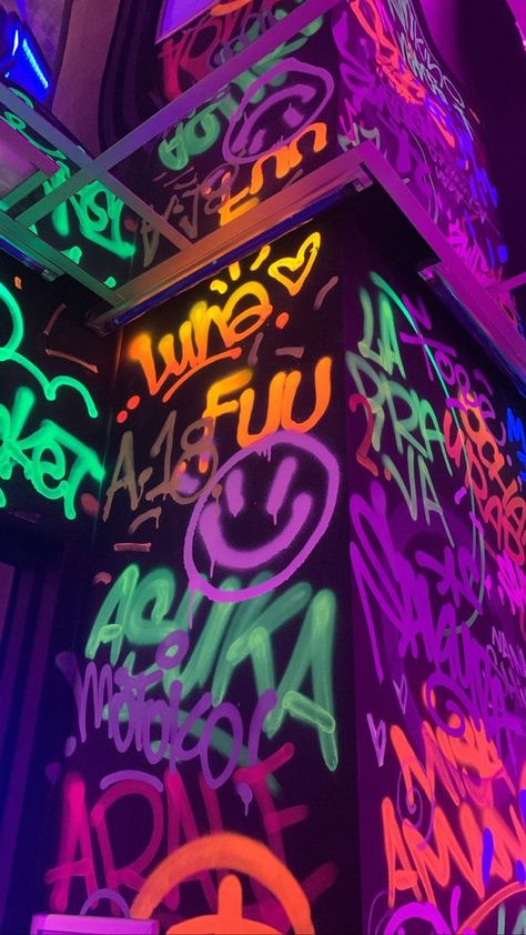 Party Aesthetic Painting, Colorful Neon Aesthetic, Aesthetic Neon Wallpaper Iphone, Neon Graffiti Wallpaper, Painting With Neon Colors, Neon Lights Painting, Punk Neon Aesthetic, Neon Graffiti Aesthetic, Neon Graffiti Art