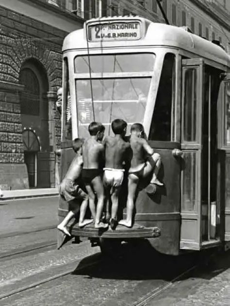 50 Great Black & White Photographs From Masters Of Photography- Part 1 Herbert List, Vintage Foto's, Andre Kertesz, Free Ride, Summer Play, Black And White Photograph, Vintage Italy, Photos Vintage, Foto Art