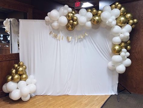 Gold and white balloon garland Good And White Balloon Arch, White And Gold Theme Birthday Party, Gold And White Balloons Decoration, White And Gold Engagement Party Decor, Ballon Engagement Decoration, Balloon Decorations For Farewell Party, White And Gold Balloons Decoration, Gold And White Engagement Party, White Backdrop With Balloons