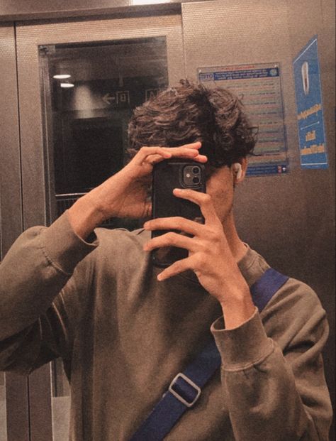 Men Mirror Selfie Aesthetic No Face, Mirror Selfie Poses Men No Face, No Face Men Aesthetic, Instagram Picture Ideas Men Selfie, Iphone Mirror Selfie Men, Mirror Selfie Poses Boys, Mirror Selfie Aesthetic No Face Guy, Mirror Selfie Poses For Men, Guy Mirror Pics No Face