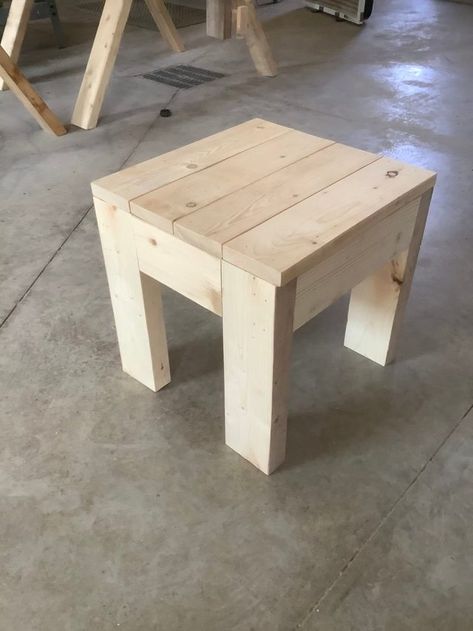 Small Wood Table Ideas, Porch End Tables Diy, Homemade Patio Furniture Wood, 2x3 Wood Projects Diy, Outdoor Side Table Diy 2x4, Diy Garden Side Table, Diy Wooden End Tables, Small Table Diy Wood, Outdoor Wooden Side Table