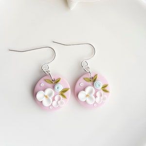 Purple Flower Clay Earrings, Elegant Gift Ideas, Polymer Clay Embroidery, Polymer Clay Flower Jewelry, Diy Earrings Polymer Clay, Polymer Clay Jewelry Tutorials, Handmade Clay Jewelry, Soft Lavender, Polymer Clay Jewelry Diy