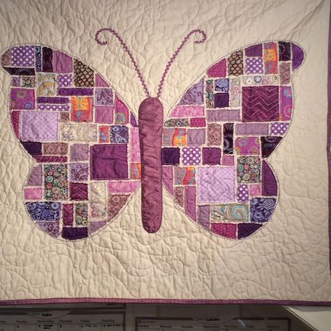 Quilt Vine: Caroline the Butterfly Quilted Butterfly, Quilt Hanging, Butterfly Quilt Pattern, Colchas Quilting, Mini Patchwork, Mini Quilt Patterns, Quilt Modernen, Spring Quilts, Butterfly Quilt