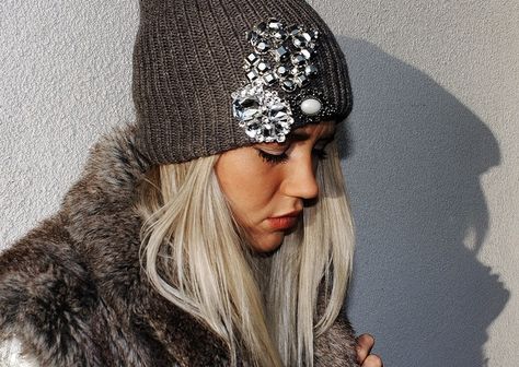 HOW TO WEAR A BROOCH IN DIFFERENT AND MODERN WAYS Embellished Beanie, Beanie Fashion, Hat Brooch, Winter Mode, Bad Hair, Inspiration Mode, Beanie Hat, Winter Wear, Hair Day