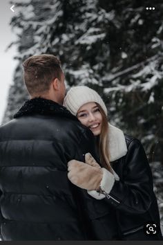 Couple Picture Ideas Winter, Couple Christmas Photoshoot Outside, Couple Christmas Photoshoot Ideas, Couple Snow Pictures, Snow Couple Photoshoot, Christmas Photoshoot Couples, Winter Photoshoot Couples, Couple Winter Photoshoot, Mono Outfit