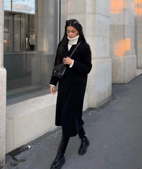 Minimalist Autumn Outfit, Formal Clothes Women, Business Outfit Women, Black Winter Coat Outfit, Black Wool Coat Outfit, Black Coat Outfit Winter, Hairstyles Old Money, Black Wool Coat Women, Coat Outfits For Women