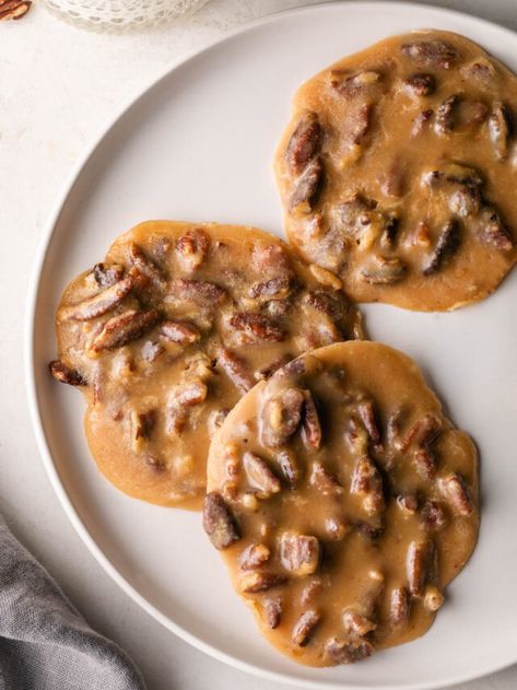 HOMEMADE PECAN PRALINES - Cooks with Soul Pecan Candy Recipe, Pecan Candy, New Orleans Pralines, Praline Candy, Sugar Pecans, Candied Pecans Recipe, Praline Recipe, Candy Recipe, Pecan Pralines