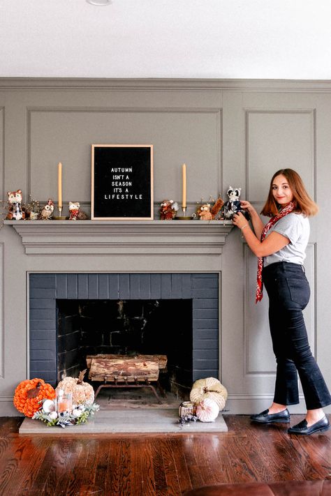 Traditional Colonial Living Room, Dual Sided Fireplace, Raised Fireplace, Colonial Fireplace, Decor Fireplace Mantle, Fireplace Transformation, New England Decor, Faux Fireplaces, England Lifestyle