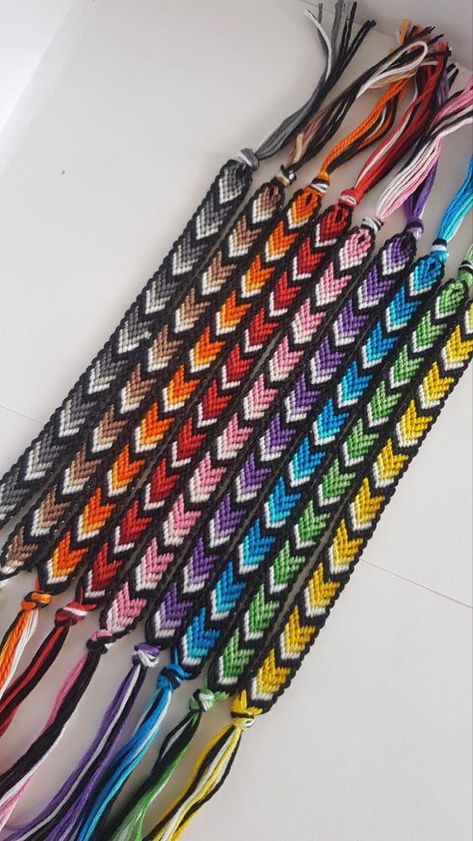 Chevron Friendship Bracelets, String Bracelet Patterns, Friendship Bracelet Patterns Easy, Yarn Bracelets, Cute Friendship Bracelets, Diy Bracelets Tutorials, Embroidery Bracelets, Friendship Bracelets Tutorial, Friendship Bracelets Designs