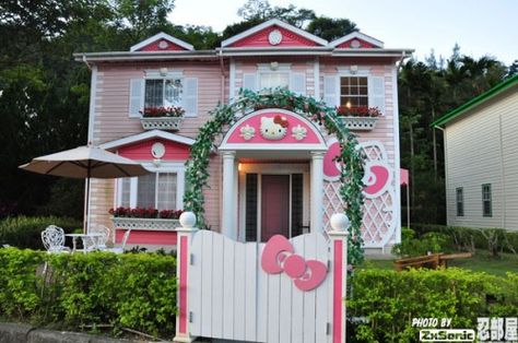 Hello Kitty Pink #House I would totally live here!!! Hello Kitty Bathroom, Hello Kitty Wedding, Kitty House, Hello Kitty House, Hello Kitty Rooms, Charmmy Kitty, Hello Kitty Themes, Kawaii Diy, Hello Kitty Party