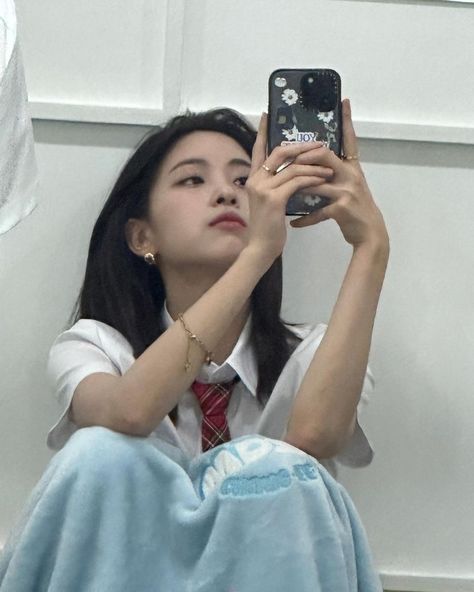 Ryujin Instagram, Itzy Pics, Chuncheon, Long Sleeve Blouses, Me As A Girlfriend, Shirts For Women, Lady And Gentlemen, Dressy Casual, Girl Crush