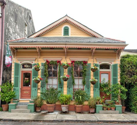 French Quarter couple lives in Victorian splendor, surrounded by ornate moldings and fireplaces | Entertainment/Life | nola.com Sage And Terracotta, Terracotta Palette, New Orleans Style Homes, French Colonial Style, New Orleans Architecture, Victorian Exterior, Shotgun House, Victorian Style Homes, Fireplace Entertainment