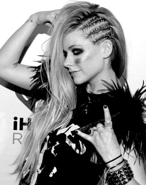 avril lavigne Avril Lavigne Outfits Punk, Rock Hairstyles For Women, Punk Long Hair, Punk Hair Long, Rockstar Hairstyles For Women, Rock N Roll Hair, Rock Chick Hair, Rock Hairstyle, Rockstar Hairstyles