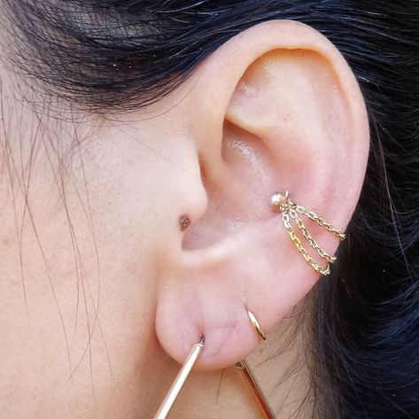 Conch Piercing With Chain, Conch With Chain, Chain Conch Piercing, Conch Chain Earring, Conch Piercing Aesthetic, Conch Piercing Chain, Conch Chain, Piercing Party, Ear Piercings Conch